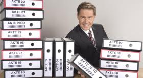 "AKTE" wird 15 Jahre alt! Ulrich Meyer präsentiert die Jubiläumssendung. © SAT.1