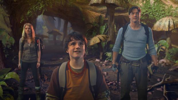 Die Reise zum Mittelpunkt der Erde - Der Vulkanologe Trevor (Brendan Fraser, r.), sein Neffe Sean (Josh Hutcherson, M.) und Hannah (Anita Briem, l.), die Tochter seines Kollegen, finden sich plötzlich im Mittelpunkt der Erde wieder ... © Warner Bros.