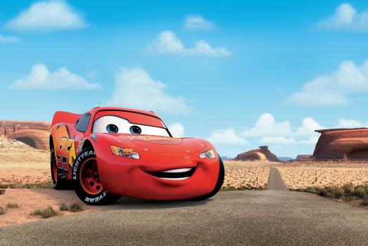 Cars - Durch ein Missgeschick landet Rennwagen Lightning McQueen nicht in Kalifornien, sondern in dem verschlafenen Städtchen Radiator Springs, abseits der Route 66. Als er dort aus Versehen die Ortsstraße beschädigt, wird er dazu verurteilt, die Straße eigenhändig zu reparieren. Natürlich versucht der rote Flitzer sofort abzuhauen, aber sein Fluchtversuch scheitert. Statt Siege einzufahren, gilt es jetzt, äußerst mühselig eine Strasse zu teeren ... © Walt Disney Pictures