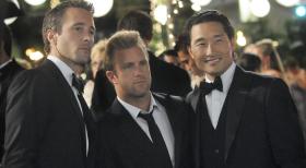Hawaii Five-0 - Bei einer Wohltätigkeitsveranstaltung wird eine Leiche im Keller gefunden. Für Steve (Alex O'Loughlin, l.), Danny (Scott Caan, M.) und Chin (Daniel Dae Kim, r.) beginnt nun die Arbeit ... © TM &   CBS Studios Inc. All Rights Reserved.