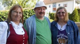 Schwer verliebt - Erik (M.) sucht die Frau fürs Leben, doch kann Marlen (l.) oder Annemarie (r.) sein Herz für sich gewinnen? © SAT.1