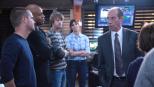 Navy CIS: L.A. - Das Team ist skeptisch, was die Absichten des neuen stellvertretenden Chefs der Los Angeles Abteilung, Owen Granger (Miguel Ferrer, r.), sind: Callen (Chris O'Donnell, l.), Sam (LL Cool J, 2.v.l.), Deeks (Eric Christian Olsen, M.) und Kensi (Daniela Ruah, 2.v.r.) ... © CBS Studios Inc. All Rights Reserved.