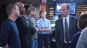 Navy CIS: L.A. - Das Team ist skeptisch, was die Absichten des neuen stellvertretenden Chefs der Los Angeles Abteilung, Owen Granger (Miguel Ferrer, r.), sind: Callen (Chris O'Donnell, l.), Sam (LL Cool J, 2.v.l.), Deeks (Eric Christian Olsen, M.) und Kensi (Daniela Ruah, 2.v.r.) ... © CBS Studios Inc. All Rights Reserved.