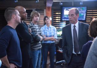 Navy CIS: L.A. - Das Team ist skeptisch, was die Absichten des neuen stellvertretenden Chefs der Los Angeles Abteilung, Owen Granger (Miguel Ferrer, r.), sind: Callen (Chris O'Donnell, l.), Sam (LL Cool J, 2.v.l.), Deeks (Eric Christian Olsen, M.) und Kensi (Daniela Ruah, 2.v.r.) ... © CBS Studios Inc. All Rights Reserved.