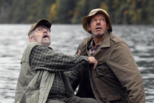 Das Wunder von Loch Ness - Die beiden Angler (Jannes Schlunk und Norbert Jank) trauen ihren Augen kaum, als sie plötzlich das berühmte Ungeheuer von Loch Ness vor sich sehen ... © Sat.1