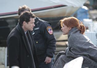 Unforgettable - Ein Wettlauf mit der Zeit beginnt. Carrie (Poppy Montgomery, r.) und Al (Dylan Walsh, l.) suchen nach einer wichtigen Augenzeugin eines Mordes. Denn nur wenn diese rechtzeitig gefunden wird, kann der Verdächtige für seine Taten verurteilt werden ... © 2011 CBS Broadcasting Inc. All Rights Reserved.