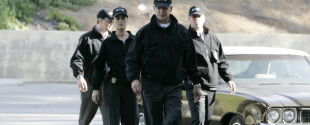 Rebecca Jennings und ihr Ex-Verlobter Kevin Nelson werden beim NCIS vorstellig, da sie sich Sorgen um Rebeccas Vater machen. Captain Jennings, der für den Geheimdienst der Navy arbeitet, war mit ihnen zum Essen verabredet und ist nicht erschienen. Tatsächlich wird Jennings' Leiche nur kurz darauf gefunden. Gibbs (Mark Harmon, 2.v.r.), McGee (Sean Murray, l.), Ziva (Cote de Pablo, 2.v.l.) und DiNozzo (Michael Weatherly, r.) suchen nach dem Täter ... © CBS Television Rebecca Jennings und ihr Ex-Verlobter Kevin Nelson werden beim NCIS vorstellig, da sie sich Sorgen um Rebeccas Vater machen. Captain Jennings, der für den Geheimdienst der Navy arbeitet, war mit ihnen zum Essen verabredet und ist nicht erschienen. Tatsächlich wird Jennings' Leiche nur kurz darauf gefunden. Gibbs (Mark Harmon, 2.v.r.), McGee (Sean Murray, l.), Ziva (Cote de Pablo, 2.v.l.) und DiNozzo (Michael Weatherly, r.) suchen nach dem Täter ... © CBS Television