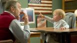 Ex-CIA-Agent Jack (Robert De Niro, l.) kümmert sich liebevoll um seinen Enkel Little Jack (Spencer Pickren, Bradley Pickren, r.) und dessen Ausbildung. Babysprache natürlich strengstens untersagt! © DreamWorks SKG Ex-CIA-Agent Jack (Robert De Niro, l.) kümmert sich liebevoll um seinen Enkel Little Jack (Spencer Pickren, Bradley Pickren, r.) und dessen Ausbildung. Babysprache natürlich strengstens untersagt! © DreamWorks SKG