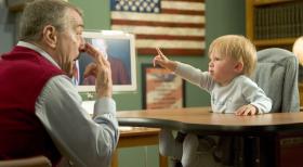 Meine Frau, ihre Schwiegereltern und ich - Ex-CIA-Agent Jack (Robert De Niro, l.) kümmert sich liebevoll um seinen Enkel Little Jack (Spencer Pickren, Bradley Pickren, r.) und dessen Ausbildung. Babysprache natürlich strengstens untersagt! © DreamWorks SKG