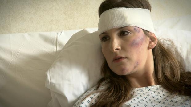 SAT.1 Die BWL-Studentin Franziska Luthe wacht nach einem schweren Verkehrsunfall im...