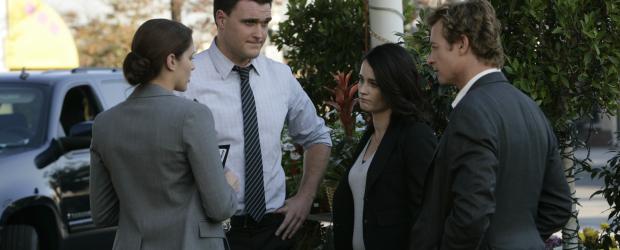 Ein neuer Fall beschäftigt Grace Van Pelt (Amanda Righetti, l.), Wayne Rigsby (Owain Yeoman, 2.v.l.), Teresa Lisbon (Robin Tunney, 2.v.r.) und Patrick Jane (Simon Baker, r.) ... © Warner Bros. Television Ein neuer Fall beschäftigt Grace Van Pelt (Amanda Righetti, l.), Wayne Rigsby (Owain Yeoman, 2.v.l.), Teresa Lisbon (Robin Tunney, 2.v.r.) und Patrick Jane (Simon Baker, r.) ... © Warner Bros. Television