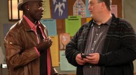 Mike & Molly - Carl McMillan (Reno Wilson, l.) holt seinen Kollegen Mike Biggs (Billy Gardell, r.) vom Treffen der Selbsthilfegruppe ab in der Hoffnung, dass der noch mit ihm um die Häuser zieht ... © 2010 CBS Broadcasting Inc. All Rights Reserved.
