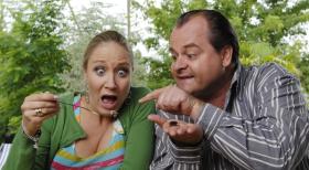 Markus (Markus Majowski, r.) und Janine (Janine Kunze, l.) essen Salat. Die schwangere Janine ist über den hohen Anteil an lebenden Proteinen auf ihrem Teller nicht sehr begeistert ... © Sat.1