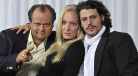Markus Majowski (l.) und Janine Kunze (M.) bekommen mit Manuel Cortez (r.) einen neuen Mitbewohner in Deutschlands beliebtester Comedy-WG. © Sat.1