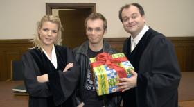Mit den "DREISTEN DREI", v.l.n.r.: Mirja Boes, Ralf Schmitz und Markus Majowski, gibt es selbst im Gerichtssaal noch heitere Momente ... © Sat.1