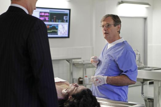 Navy CIS - Bei den Ermittlungen: Ducky (David McCallum, r.) und Metro Detective Danny Sportelli (Jack Conley, l.) ... © CBS Television