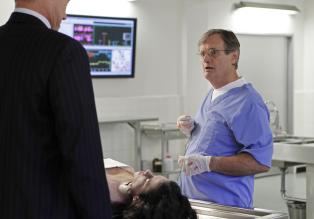 Navy CIS - Bei den Ermittlungen: Ducky (David McCallum, r.) und Metro Detective Danny Sportelli (Jack Conley, l.) ... © CBS Television