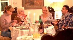Patchwork Family - Bei einem gemeinsamen Abendessen mit Christina (l.) erfahren Holger (r.) und Doro (2.v.r.) erfahren, dass Marlies (2.v.l.) sie beim Ordnungsamt angezeigt hat. Jetzt will die Camp-Familie Pruschke auf der Stelle abreisen ... © SAT.1