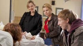 Danni Lowinski - Die 19-jährige Larissa (Isolda Dychauk, l.) hat als Leihmutter das Kind von Familie Zöllner ausgetragen, doch die wollen das Baby plötzlich nicht mehr. Ein Schock für Larissa und ihren Freund (Jakob Bieber, r.), denn beide wollten sich mithilfe des Geldes eine berufliche Existenz aufbauen. Danni (Annette Frier, 2.v.r.) hakt bei Frau Zöllner (Anna Schudt, 2.v.l.) nach und erfährt Überraschendes ... © Frank Dicks SAT.1