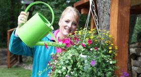 Die Frau mit dem "Grünen Daumen": Moderatorin Andrea Göpel © SAT.1 Die Frau mit dem "Grünen Daumen": Moderatorin Andrea Göpel © SAT.1