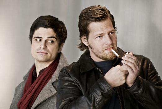 (1. Staffel) - Zunächst kommt der korrekte Andreas Kringge (Maximilian Grill, l.) mit den antiquierten und hemdsärmeligen Ermittlungsmethoden seines neuen Kollegen Mick Brisgau (Henning Baum, r.) überhaupt nicht klar ... © SAT.1