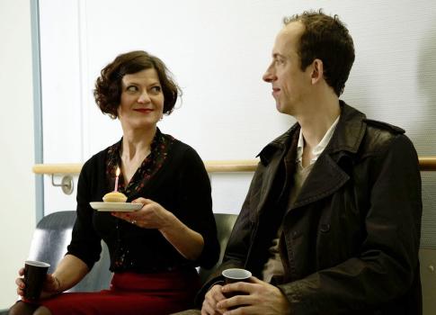 Kein Geist für alle Fälle - Machen sich Sorgen um Jana, die einen Unfall hatte: Elli (Astrid Meyerfeld, l.) und Karl (Rudolf Krause, r.) ... © SAT.1