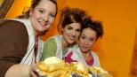 Die Gruppe "Atomic Fritten" (V.l.n.r.: Mackie Heilmann, Judith Döker, Sabine Menne) gibt ihren neuesten Song "Pommes weiß" zum Besten ...