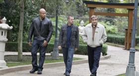 Navy CIS: L.A. - Callen (Chris O'Donnell, M) und Sam (LL Cool J, l.) ermitteln in einem neuen Fall und hoffen dabei auf Hilfe von James Cleary (Dan Lauria, r.). Doch wird er sie wirklich dabei unterstützen? © CBS Studios Inc. All Rights Reserved.