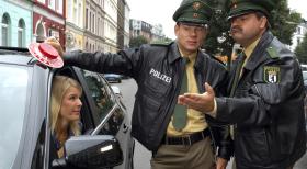 Die beiden Polizisten Mathias (Mathias Schlung, M.) und Markus (Markus Majowski, r.) haben an Mirjas (Mirja Boes, l.) Auto vieles zu bemängeln, aber die Leiche im Kofferraum entdecken sie nicht. © Sat.1