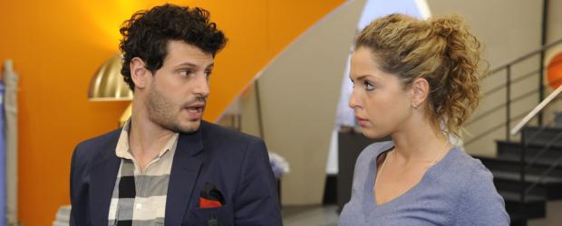 Nina (Maria Wedig, r.) bezieht ihren neuen Arbeitsplatz und sitzt dabei genau in Lucas (Manuel Cortez, l.) Sichtfeld, der durch Toms Weggang dessen Büro übernommen hat. Luca will es nicht wahrhaben, doch er hält es kaum aus, Nina den ganzen Tag vor Augen zu haben ... © SAT.1
