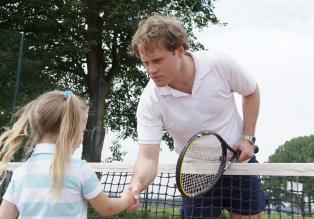 Wie heißt es so schön beim Tennis? Spiel, Satz und Sieg! Aber jeder Gegner verdient schließlich noch eine Revanche! Und wenn es nur eine kleine ist ... (Mirco Reseg, r.) © Sat.1