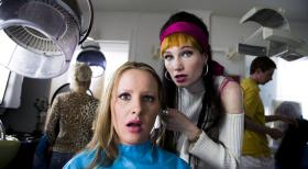 Friseusen-Tratsch hat Tradition. Das Neueste vom Neuen gibt´s hier auf die Ohren, es wird gelästert, dass sich die Locken biegen. Da spricht sich natürlich schnell rum, wenn die Nachbarin eine Swingerparty veranstaltet ... v.l.n.r. Nina Vorbrodt, Emily Wood © Sat.1