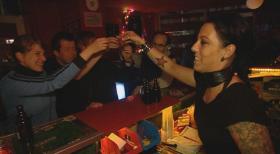Vernarrt in St. Pauli - Ein Stadtteil macht Furore: Louisa ist nachts Barfrau Lily (r.) und tagsüber Sozialarbeiterin ... © SAT.1