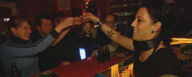 Vernarrt in St. Pauli - Ein Stadtteil macht Furore: Louisa ist nachts Barfrau Lily (r.) und tagsüber Sozialarbeiterin ... © SAT.1 Vernarrt in St. Pauli - Ein Stadtteil macht Furore: Louisa ist nachts Barfrau Lily (r.) und tagsüber Sozialarbeiterin ... © SAT.1