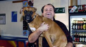 Janine wünscht sich im Kino einen Sitznachbarn, der was mit seiner Zunge kann. Da kommt nur einer in Frage - Karl, die Bulldogge des Platzanweisers (Markus Majowski) ... © Sat.1