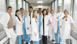 Klinik am Alex - Das "Klinik am Alex"-Team: Dr. Stephan Roth (Andreas Brucker), Dr. Hülya Gül (Eva-Maria Reichert), Christian von Uhlen (Tobias Kay), Doris Manefeld (Sarah Becker), Dr. Kai Boscharski (Guido Broscheit), Luisa Keller (Jana Voosen), Dr. Solomon Mercier (Toks Körner), Prof. Dr. Sybille Rehfeld (Andrea Eckert), "Piefke" Fischer (Volker Herold), Carmen Boscharski (Hanna Lütje), Dr. Jens Meyer (Lee Rychter) und Dr. Marianne Schmelzer (Karin Giegerich) © Mosch Sat.1 Klinik am Alex - Das "Klinik am Alex"-Team: Dr. Stephan Roth (Andreas Brucker), Dr. Hülya Gül (Eva-Maria Reichert), Christian von Uhlen (Tobias Kay), Doris Manefeld (Sarah Becker), Dr. Kai Boscharski (Guido Broscheit), Luisa Keller (Jana Voosen), Dr. Solomon Mercier (Toks Körner), Prof. Dr. Sybille Rehfeld (Andrea Eckert), "Piefke" Fischer (Volker Herold), Carmen Boscharski (Hanna Lütje), Dr. Jens Meyer (Lee Rychter) und Dr. Marianne Schmelzer (Karin Giegerich) © Mosch Sat.1