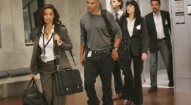 Ein Straßenkrieger treibt sein Unwesen. Jordan (Meta Golding, l.), Morgan (Shemar Moore, 2.v.l.), Reid (Matthew Gray Gubler, M.), Prentiss (Paget Brewster, 2.v.r.) und Rossi (Joe Mantegna, r.) ermitteln ... © Touchstone Television