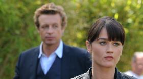 Ermitteln in einem neuen Mordfall: Teresa Lisbon (Robin Tunney, r.) und Patrick Jane (Simon Baker, l.) ... © Warner Bros. Television