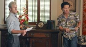 Hawaii Five-0 - Versuchen alles, um Steves Unschuld zu beweisen: Danny (Scott Caan, l.) und Chin (Daniel Dae Kim, r.) ... © TM &   CBS Studios Inc. All Rights Reserved.