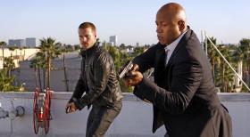 Als Abby, die Callen (Chris O'Donnell, l.) und Sam (LL Cool J, r.) in einem neuen Mordfall behilflich sein sollte, in einen Goth-Club entführt wird, beginnt für die Ermittler ein Wettlauf mit der Zeit  ... © CBS Studios Inc. All Rights Reserved.