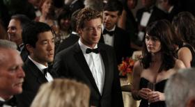 Versuchen einen neuen Fall zu lösen: Kimball (Tim Kang, l.), Patrick (Simon Baker, M.) und Teresa (Robin Tunney, r.) ... © Warner Bros. Television