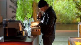 Greift mal wieder zu einem unorthodoxen Mittel: Mick (Henning Baum) ... © SAT.1