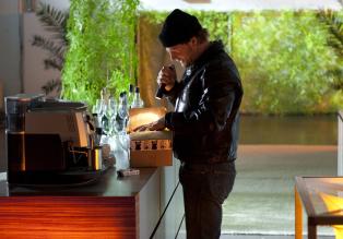 Greift mal wieder zu einem unorthodoxen Mittel: Mick (Henning Baum) ... © SAT.1