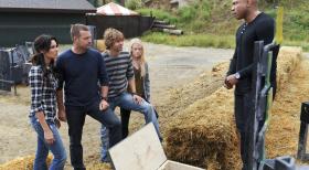 Navy CIS: L.A. - Das Chamäleon, ein berüchtigtes kriminelles Genie lockt Callen (Chris O'Donnell, 2.v.l.), Deeks (Eric Christian Olsen, M.), Sam (LL Cool J, r.) und Kensi (Daniela Ruah, l.) aus Rache in ein tödliches Psychospiel ... © CBS Studios Inc. All Rights Reserved.