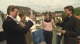 Der Mietvertrag ist unterzeichnet - ein Grund zu feiern für (v.l.n.r.) Olivier P., Jennifer P., Anuschka W. und Richard W. © SAT.1