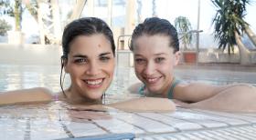 Weibsbilder - Wo könnte man besser lästern als im Schwimmbad? (Judith Döker, l. und Sabine Menne, r.) © Christopher Adolph Sat.1