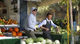 Patrick Jane (Simon Baker, r.) wird an einem Obststand vom Gangster Fred Kittel (Adam Dunnells, l.) entführt, nachdem dieser den Obsthändler erschossen hat. Das CBI ist auf einen Notruf hin, den Patrick noch absetzen konnte, bald zur Stelle und verhört die Zeugen ... © Warner Bros. Television