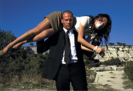 The Transporter - Frank Martin (Jason Statham, l.), "der Transporteur", mit seiner Fracht: Lai (Qi Shu, r.) ... © Twentieth Century Fox Film Corporation