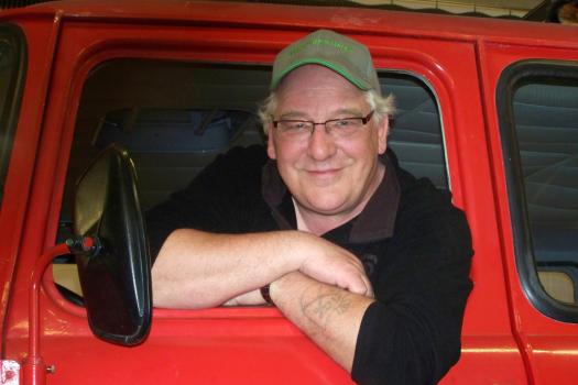 Jörg: Der rauhbeinige Feuerwehrmann ist nie um einen kernigen Spruch und ein markantes Lächeln verlegen. © SAT.1
