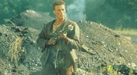Cyborg - Getrieben von Rachegefühlen macht sich Gibson (Jean-Claude Van Damme) auf die Suche nach dem Versteck seines hemmungslosen Gegenspielers Fender ...